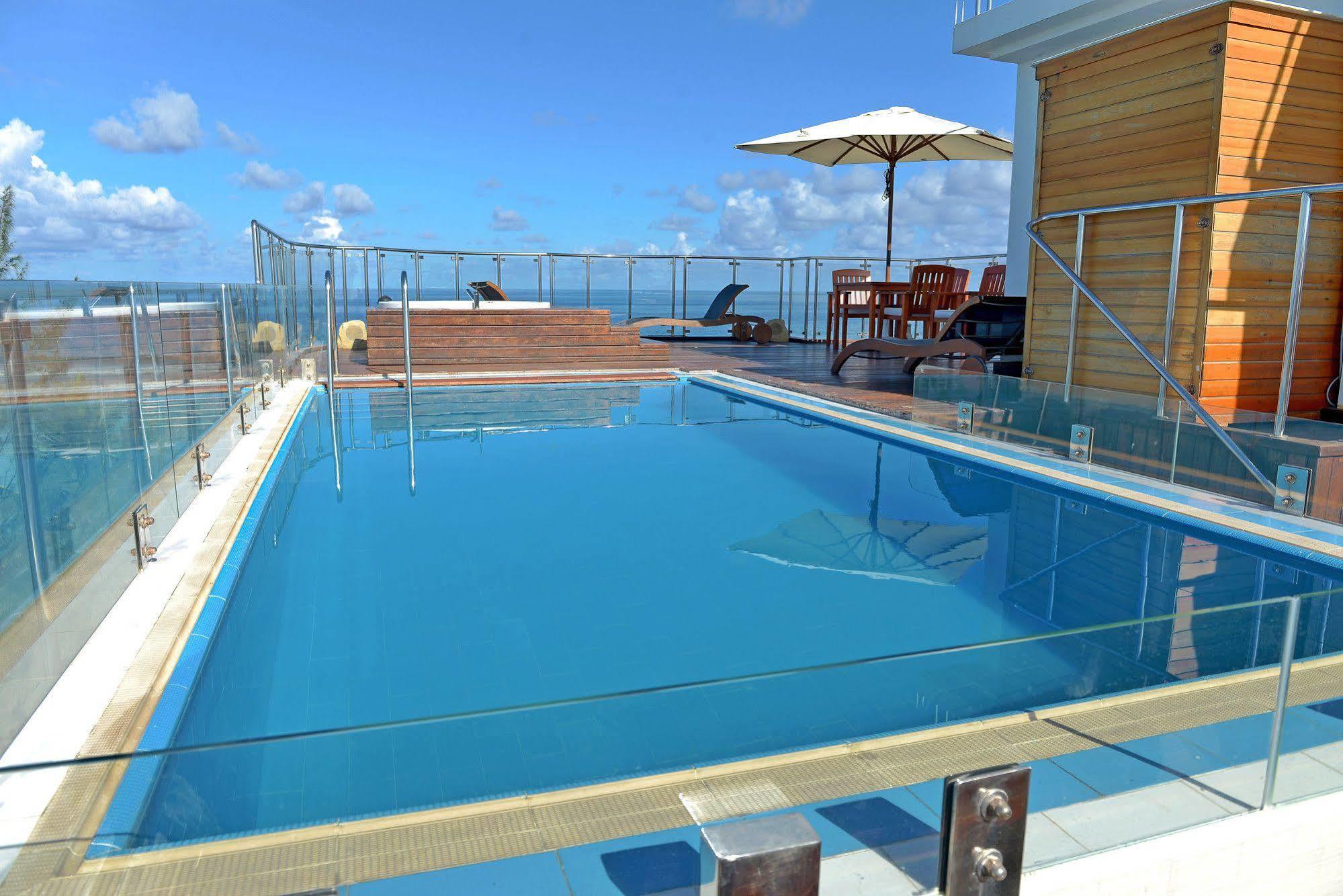 Airport Beach Hotel Hulhumalé Extérieur photo